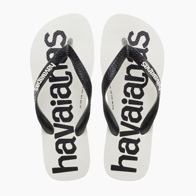 Chinelos de borracha brancos com alças pretas e a marca Havaianas.