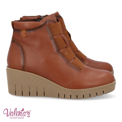 Botins de senhora em pele castanha com sola bege e bandas elásticas