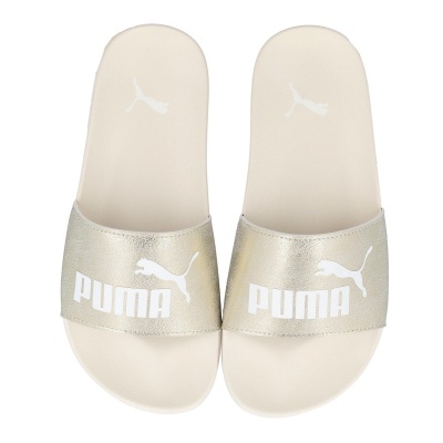Chinelos Puma bege e dourado metálico com logo branco.