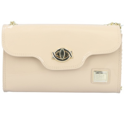 Carteira ou mala bege clara com fecho metálico e alça de corrente dourada