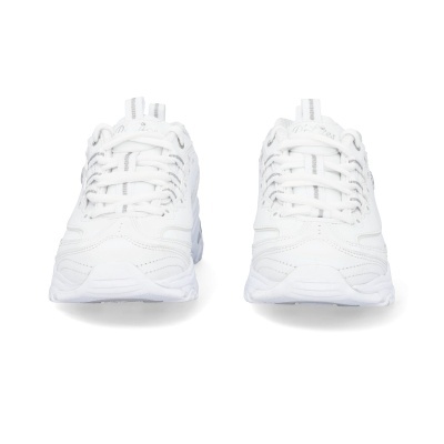 Par de ténis brancos vistos de frente com detalhes cinza prateado e marca DLites.