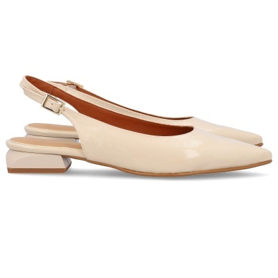 Sapatos slingback em couro verniz bege claro com salto baixo e fivela dourada