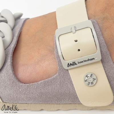 Sandália cunha branca e cinza com fivela Anekke Love to share