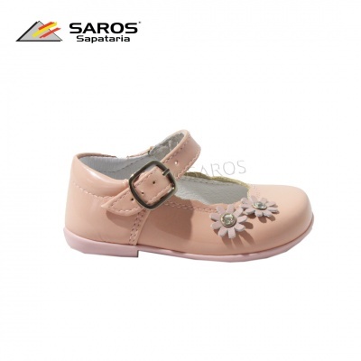 Sapato infantil rosa claro em couro sintético com flores decorativas e fecho de fivela