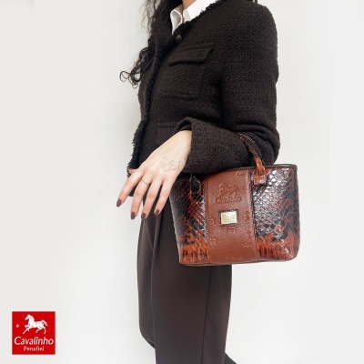Carteira castanha Cavalinho com padrão pele cobra e placa metálica