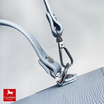 Bolsa azul claro em couro com fecho metálico e logo Cavalinho Portugal