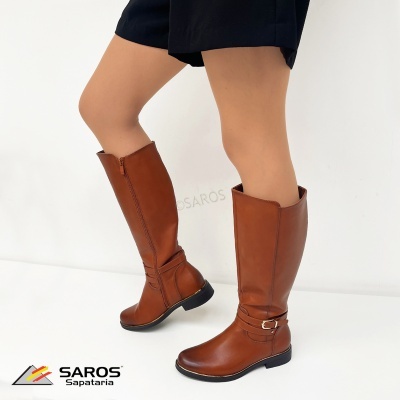 Botas castanhas de cano alto com fivela dourada e salto baixo