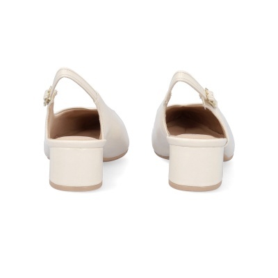 Sapatos de salto baixo creme com tira ajustável e fivela dourada vistos de trás