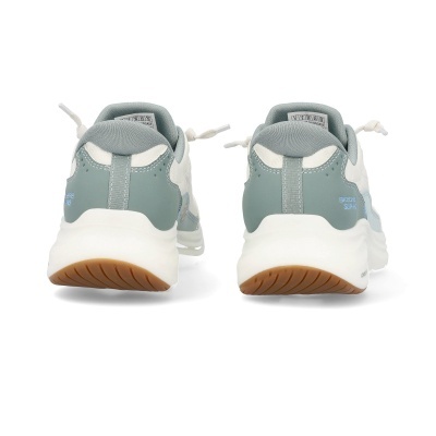 Par de ténis desportivos Skechers cinzento e branco vistos da traseira