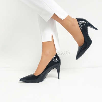 Sapatos de salto alto preto verniz com calças brancas