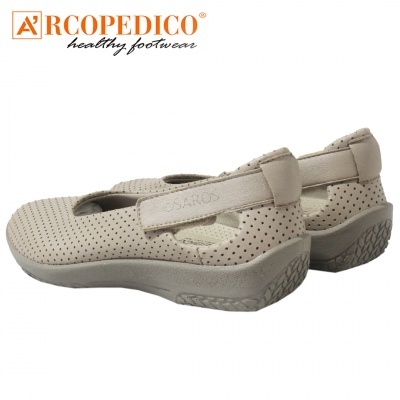 Sapatos femininos bege ARCOPEDICO perfurados com sola grossa cinza e fecho em velcro.