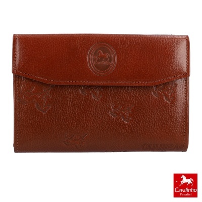 Carteira castanha de pele com padrão de cavalinhos em relevo e fecho de aba