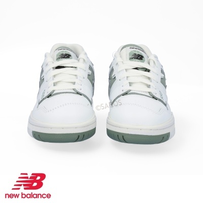Tênis New Balance branco e cinza com atacadores brancos e sola cinza