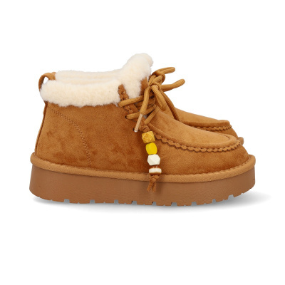 Botas castanhas de camurça com forro de pelo branco e sola grossa