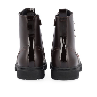 Botas castanhas de cano curto vistas por trás