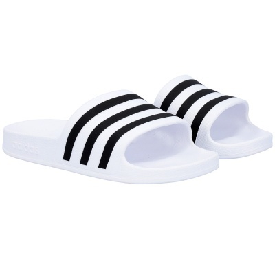 Chinelos Adidas brancos com três riscas pretas.