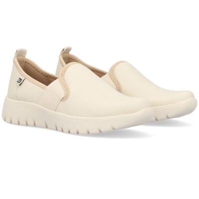 Sapatos slip-on bege claro com sola branca e costuras visíveis.