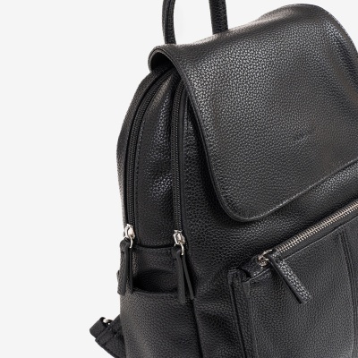 Mochila preta em pele com fechos de correr e bolso frontal