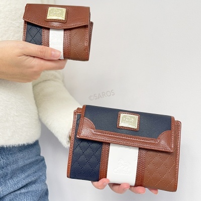 Carteiras femininas castanho, azul e branco com padrão acolchoado e placa metálica