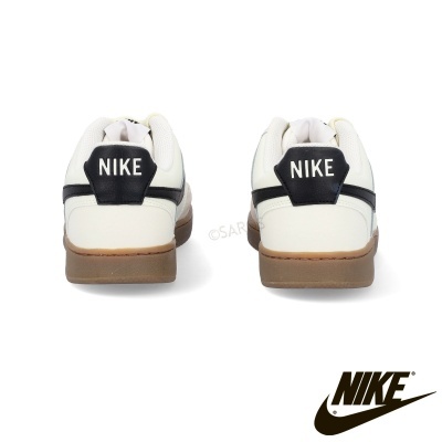 Sapatilhas Nike brancas com detalhes pretos e sola castanha vista de trás