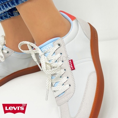 Sapatilhas Levi's brancas com detalhes azuis, vermelhos e sola castanha