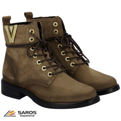 Botas castanhas de camurça com atacadores e detalhe em V dourado, sobre fundo branco com logo SAROS