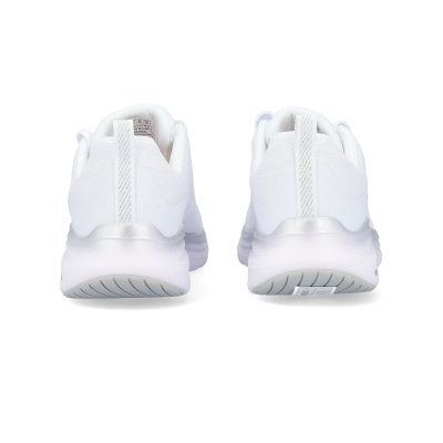 Par de sapatilhas desportivas brancas vistas de trás