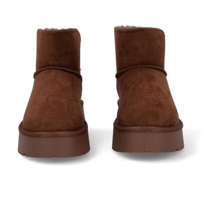 Botas castanhas tipo camurça com sola grossa e forro de pelúcia