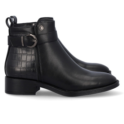 Botas pretas de couro com padrão crocodilo e fivela prateada