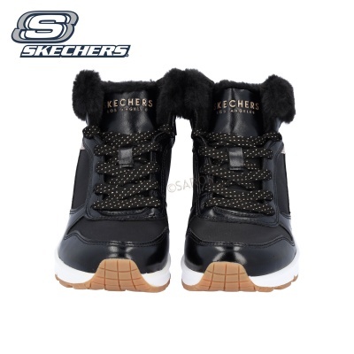 Ténis Skechers pretos com pelúcia e sola branca e castanha