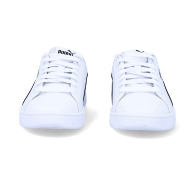 Sapatilhas brancas Puma com faixa preta e atacadores brancos