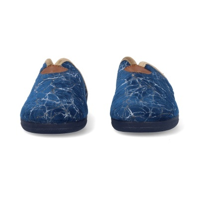 Chinelos azuis com padrão branco, detalhe castanho e interior bege