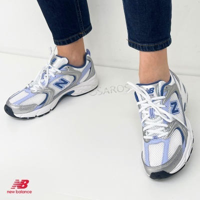 Sapatilhas New Balance masculinas em branco e azul com sola branca