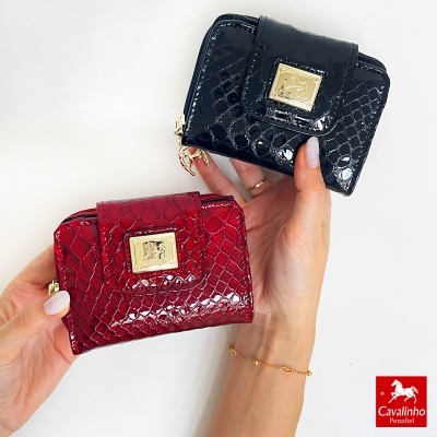Duas carteiras pequenas em pele sintética preto e vermelho com textura de crocodilo e placa dourada com logótipo Cavalinho.