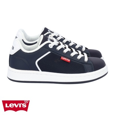 Ténis Levi's pretos e brancos com etiqueta vermelha