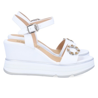 Sandálias brancas de cunha com pedras brilhantes