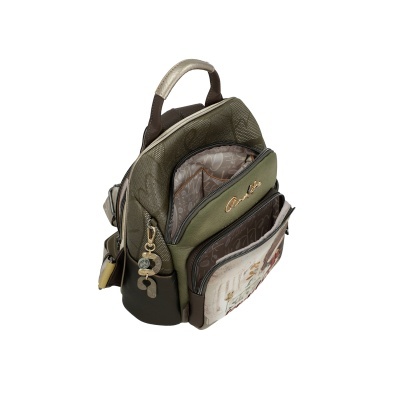 Mochila verde e castanha com bolsos frontais, estampado colorido e chaveiro decorativo