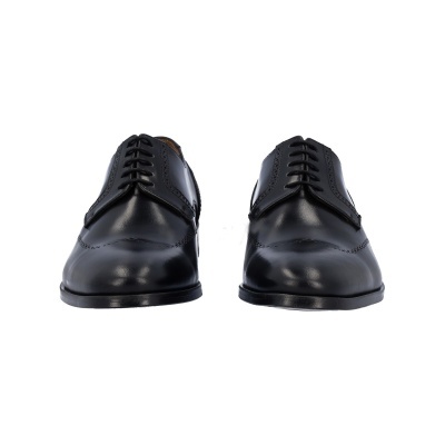 Par de sapatos formais pretos de couro com atacadores