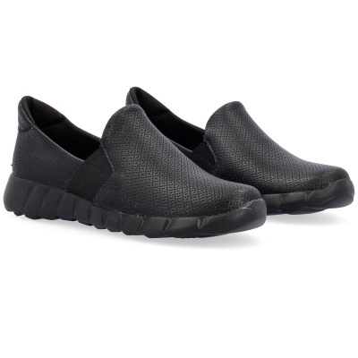 Sapatilhas slip-on pretas com textura perfurada e sola canelada.