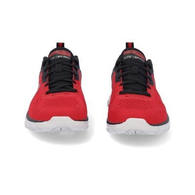 Ténis vermelhos com detalhes pretos e sola branca vistos de frente