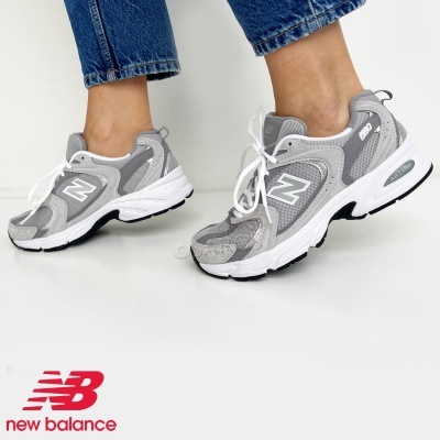 Ténis New Balance cinzento claro e branco com sola branca