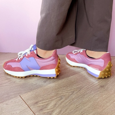 ténis New Balance rosa e lilás com sola branca e parte traseira amarela