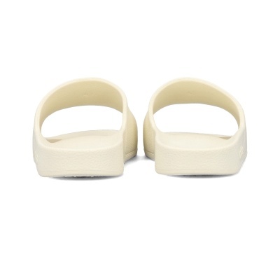 Chinelos bege claro com sola espessa e tira larga