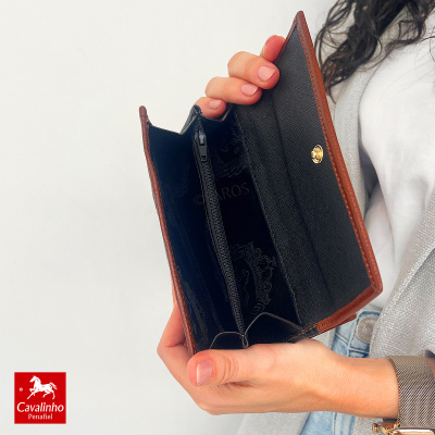 Carteira Cavalinho castanha e preta aberta com fecho dourado e interior com zip separador.