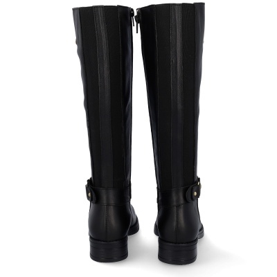 Botas altas pretas com riscas verticais e tiras decorativas