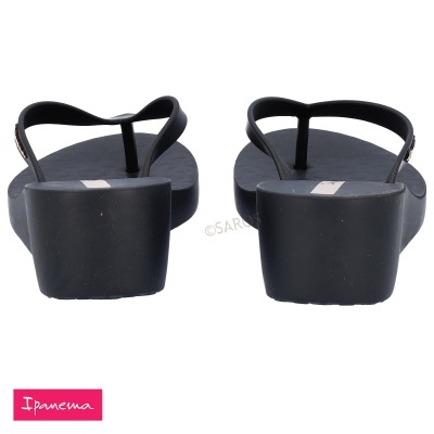 Sandálias pretas Ipanema com tiras finas e salto médio quadrado