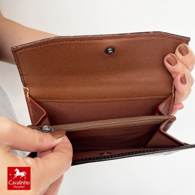 Carteira castanha aberta com compartimento com fecho