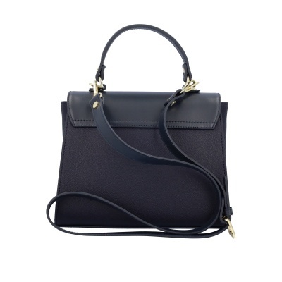 Mala preta de mão e ombro com fechos dourados