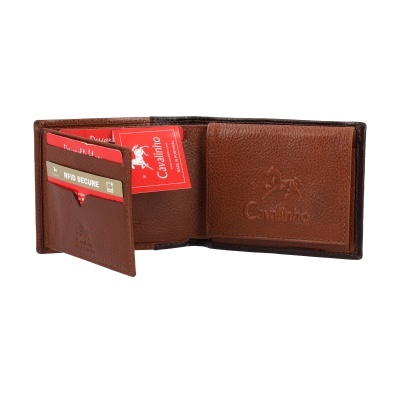 Carteira em pele castanha da marca Cavalinho com etiquetas vermelhas