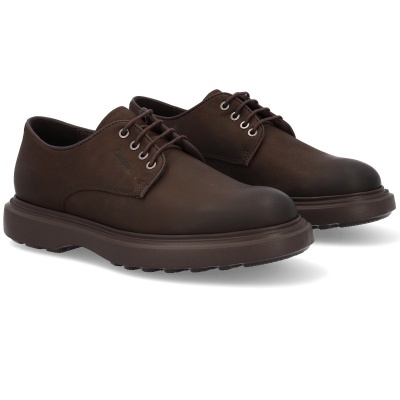 Sapatos castanhos escuros de couro com atacadores